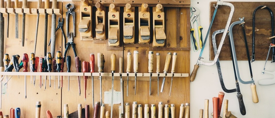 man saws